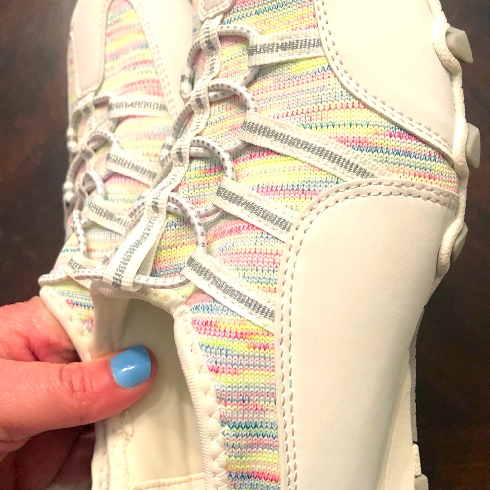 Size 8WW comfort view sneakers